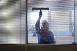 ניקוי חלונות פנימיים במשרדים יבוצע על-ידי עובדת ניקיון באופן שוטף ואילו ניקוי חלונות בגובה יבוצע אחת לזמן מה